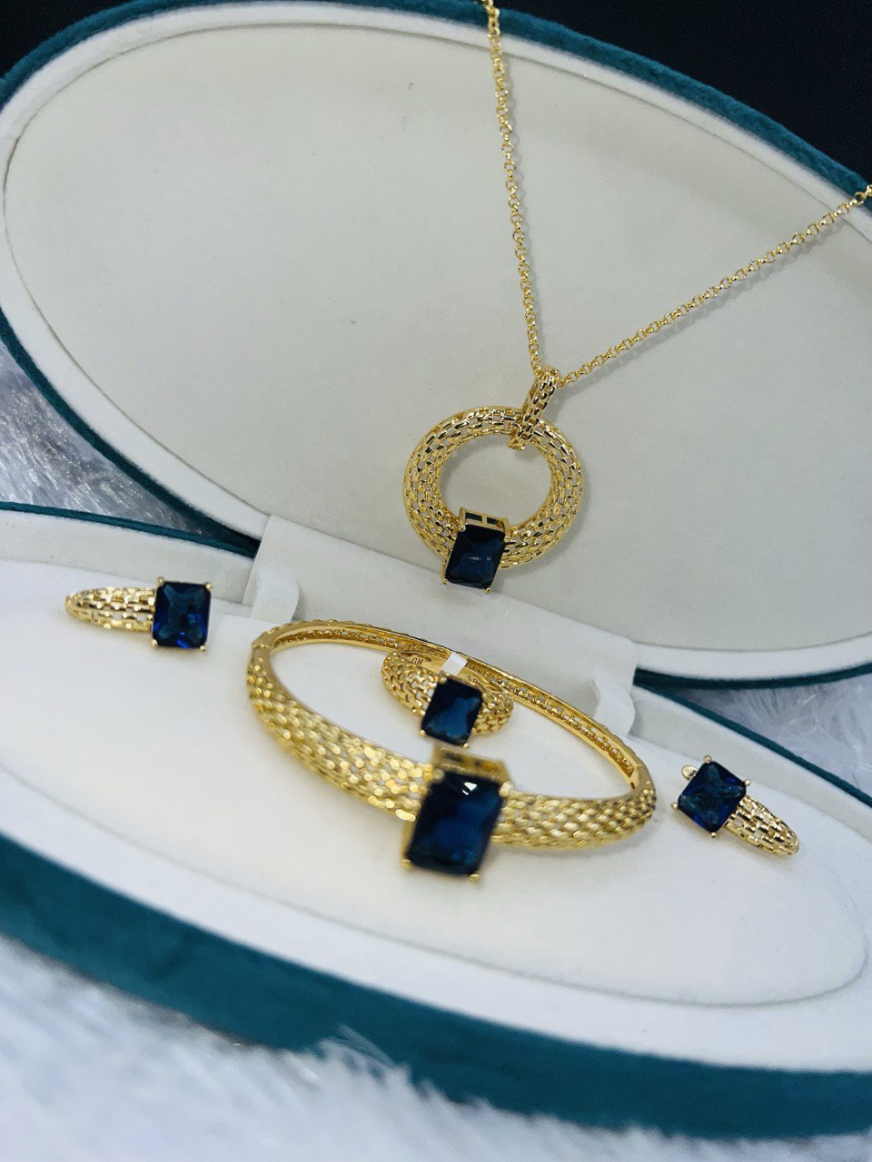 طقم فاخر مكوَّن من 4 قطع بلون ذهبي أنيق،