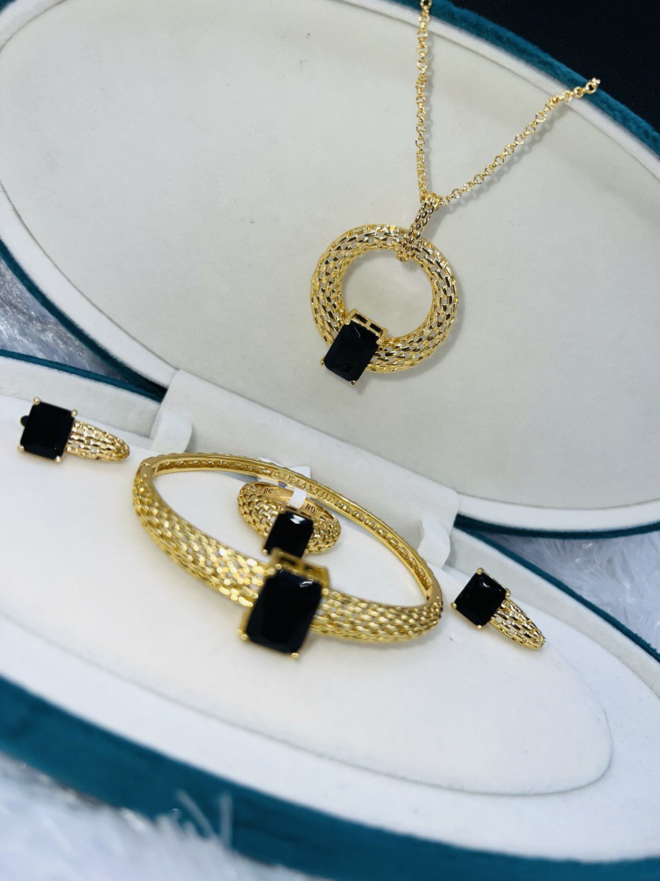 طقم فاخر مكوَّن من 4 قطع بلون ذهبي أنيق،