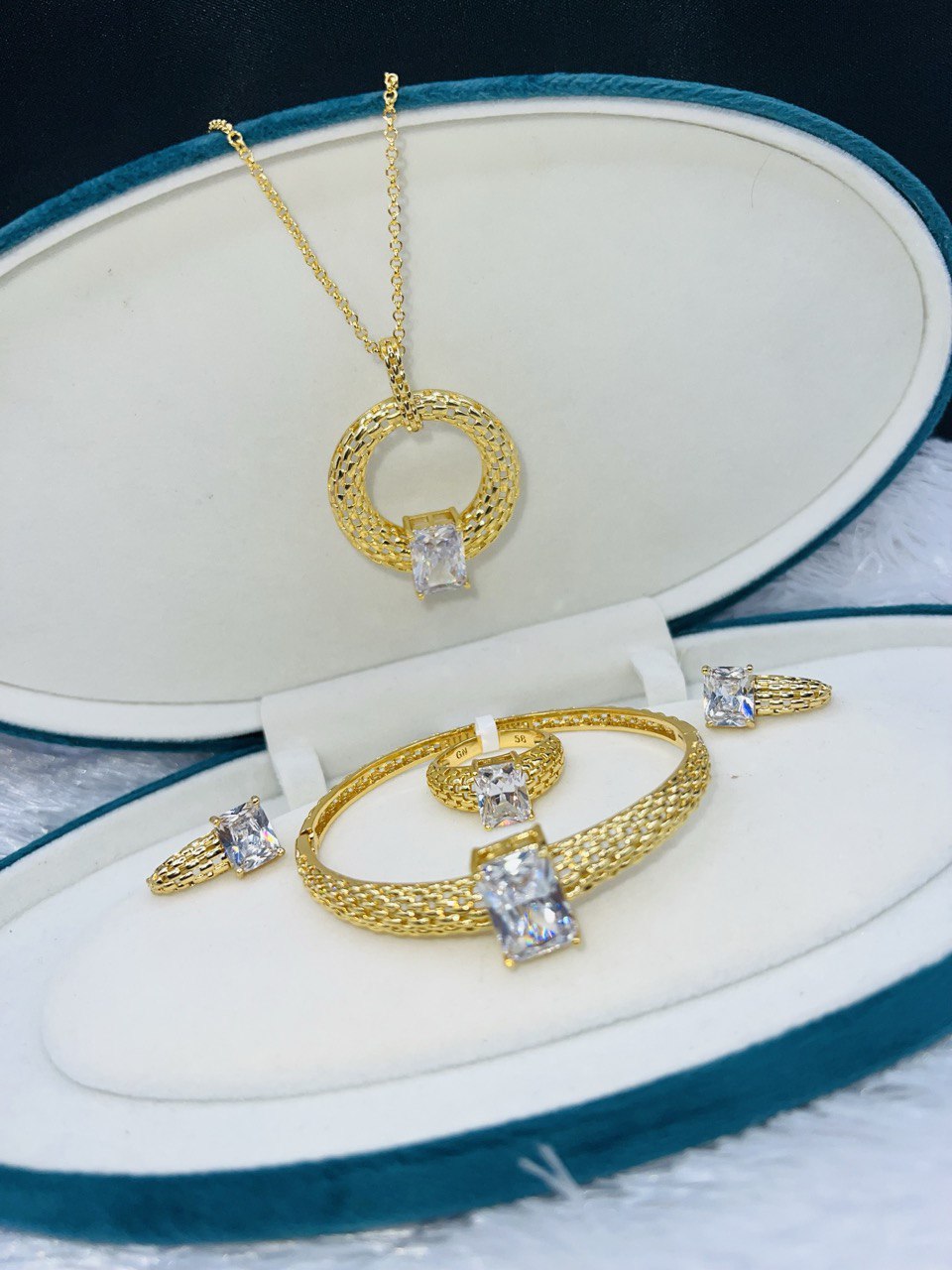 طقم فاخر مكوَّن من 4 قطع بلون ذهبي أنيق،