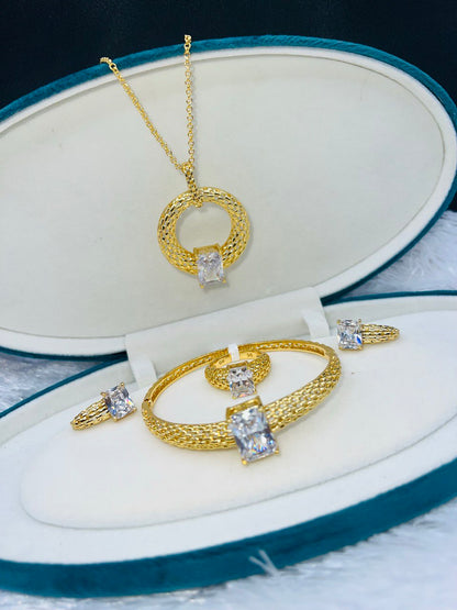 طقم فاخر مكوَّن من 4 قطع بلون ذهبي أنيق،