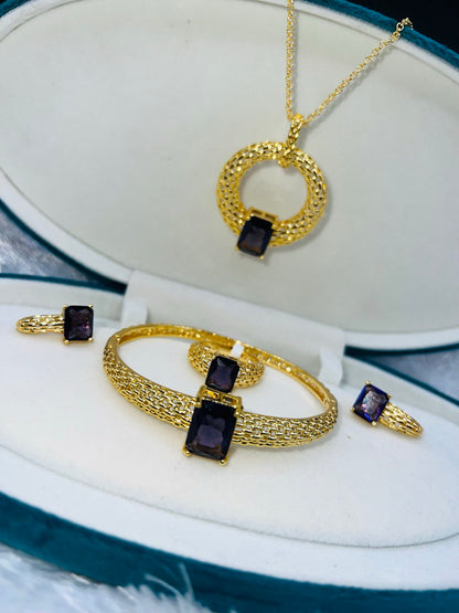 طقم فاخر مكوَّن من 4 قطع بلون ذهبي أنيق،